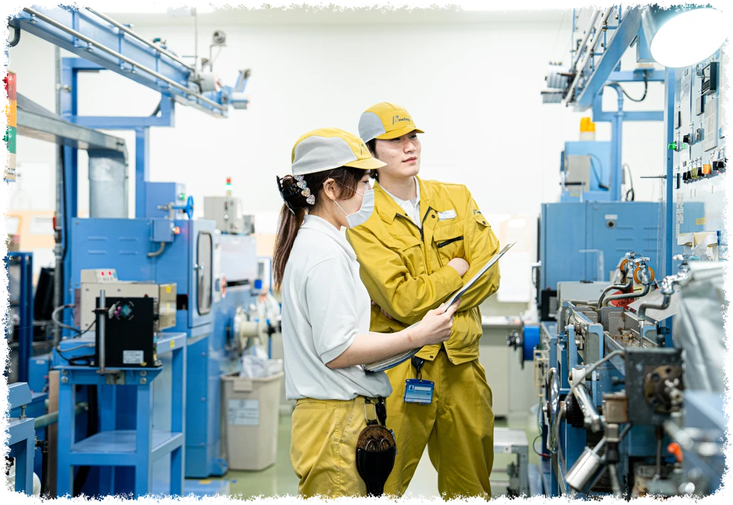 製造現場で働く社員