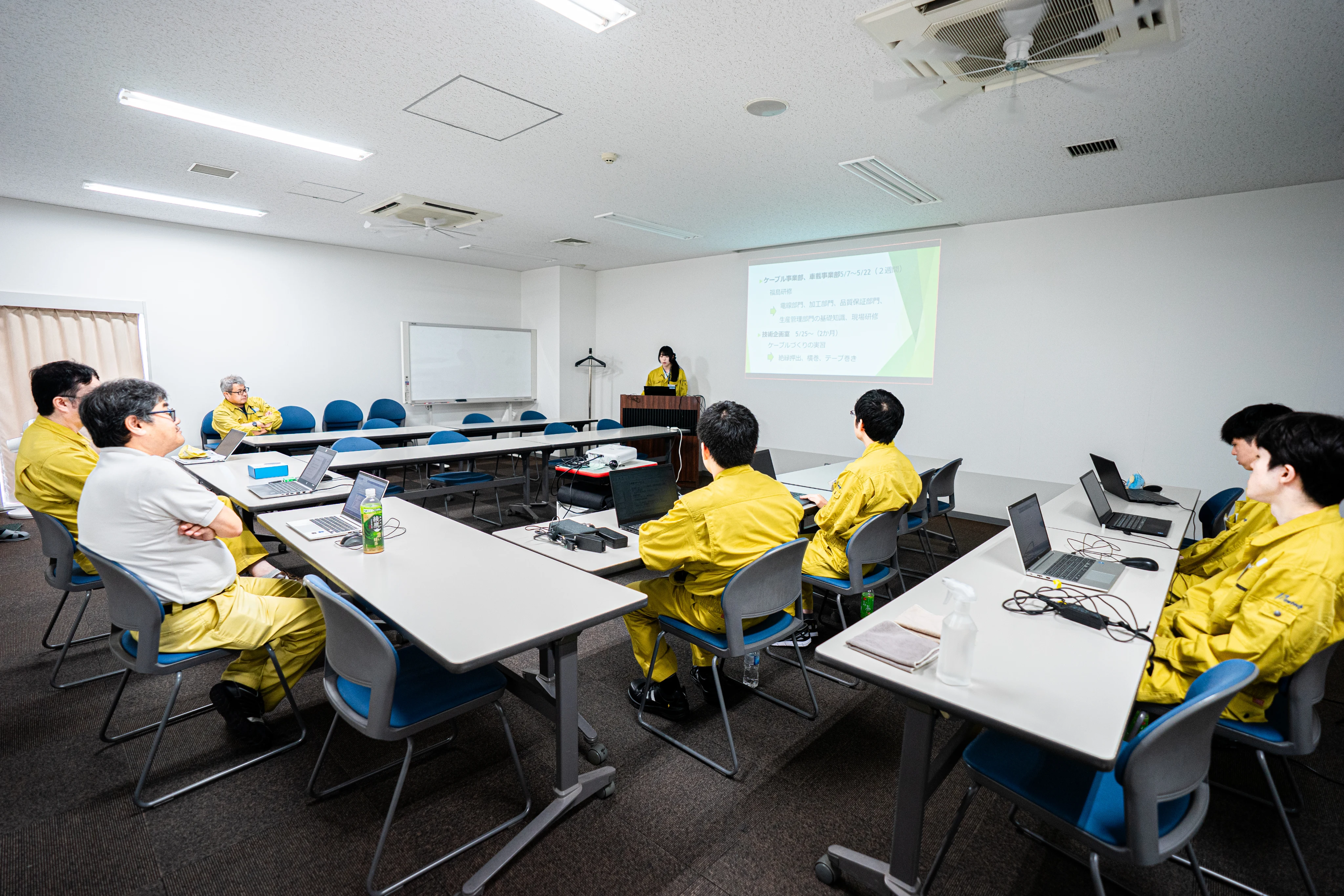 配属先で業務を学ぶ社員